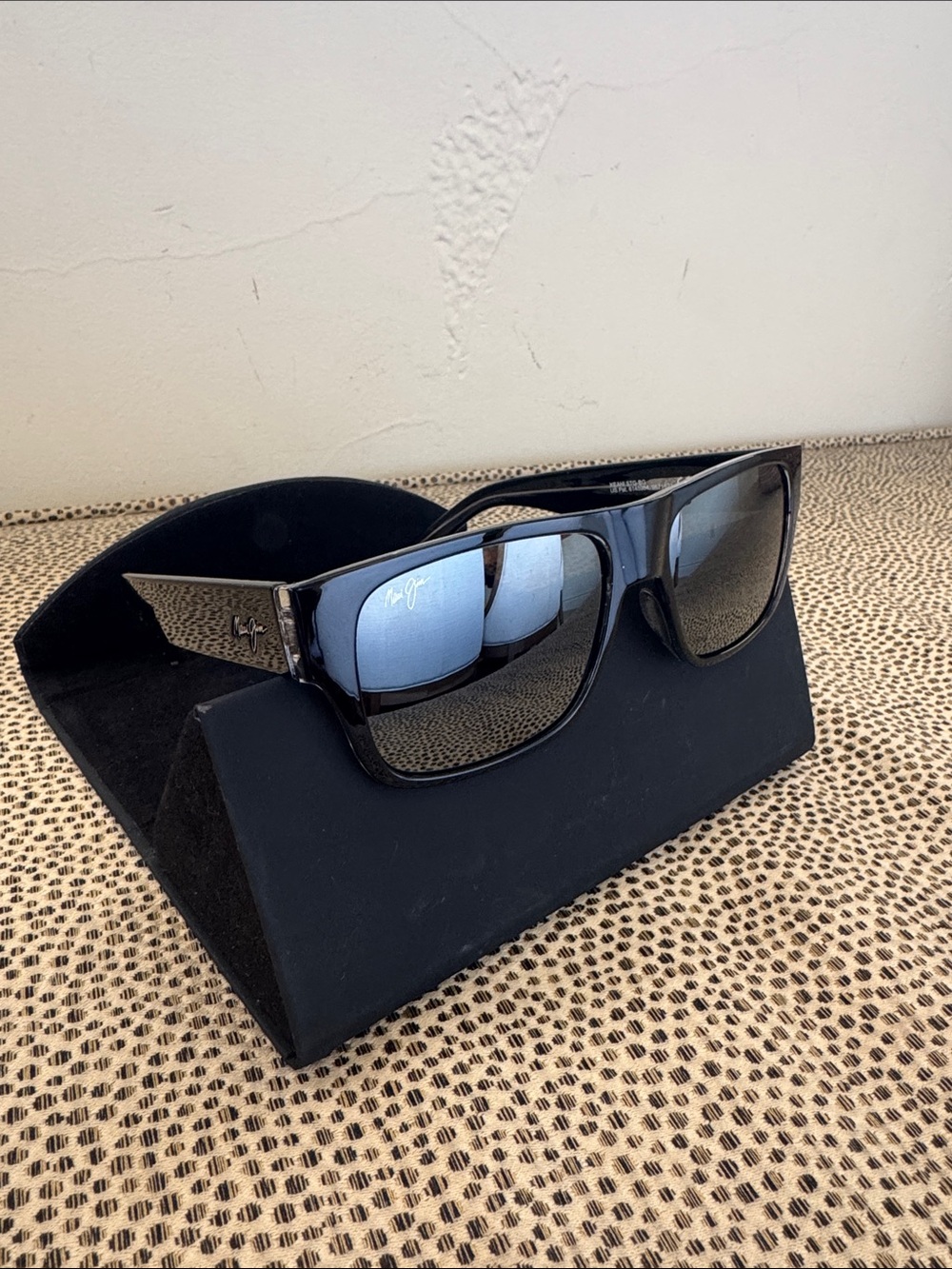 Maui Jim Keahi STG-BG unisex Black Frame with Gray Polarized Lens- NWOT
